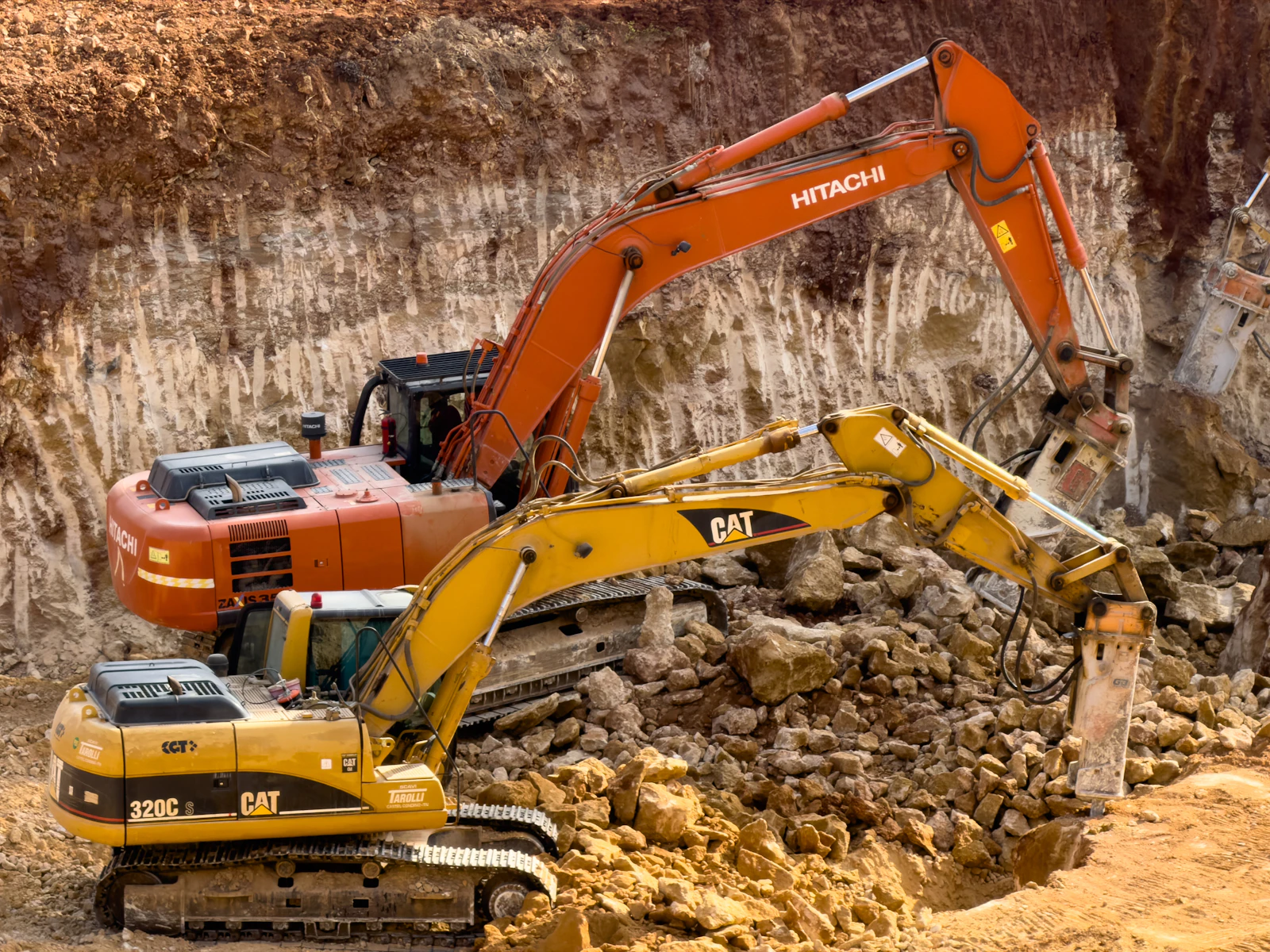 Excavadoras trabajando en una cantera